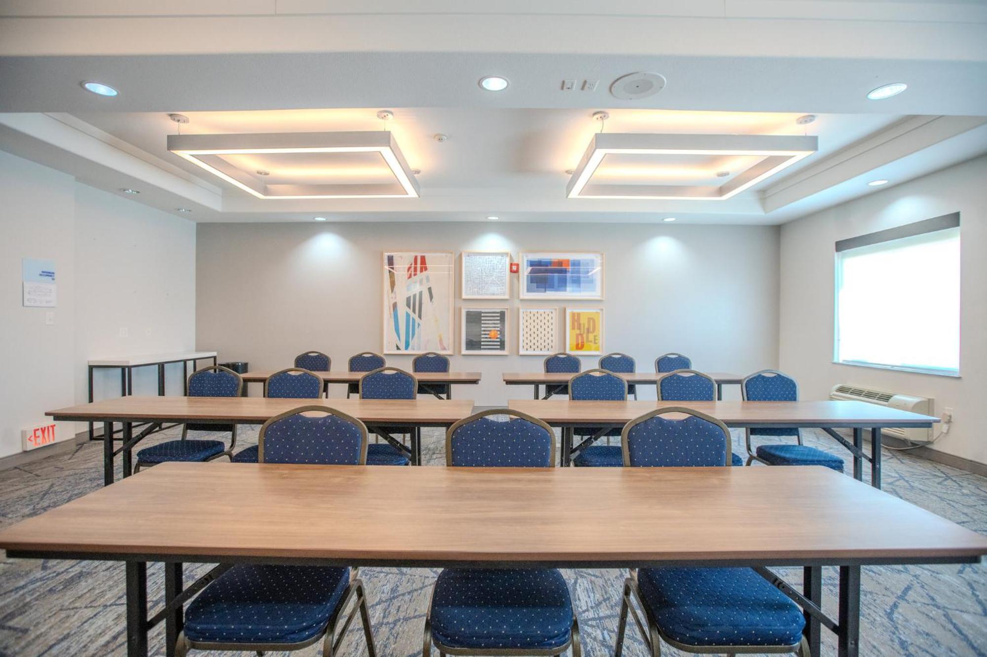 Holiday Inn Express & Suites Cleveland By Ihg Екстер'єр фото