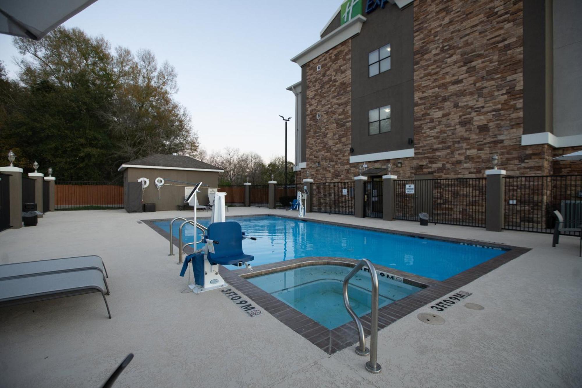 Holiday Inn Express & Suites Cleveland By Ihg Екстер'єр фото