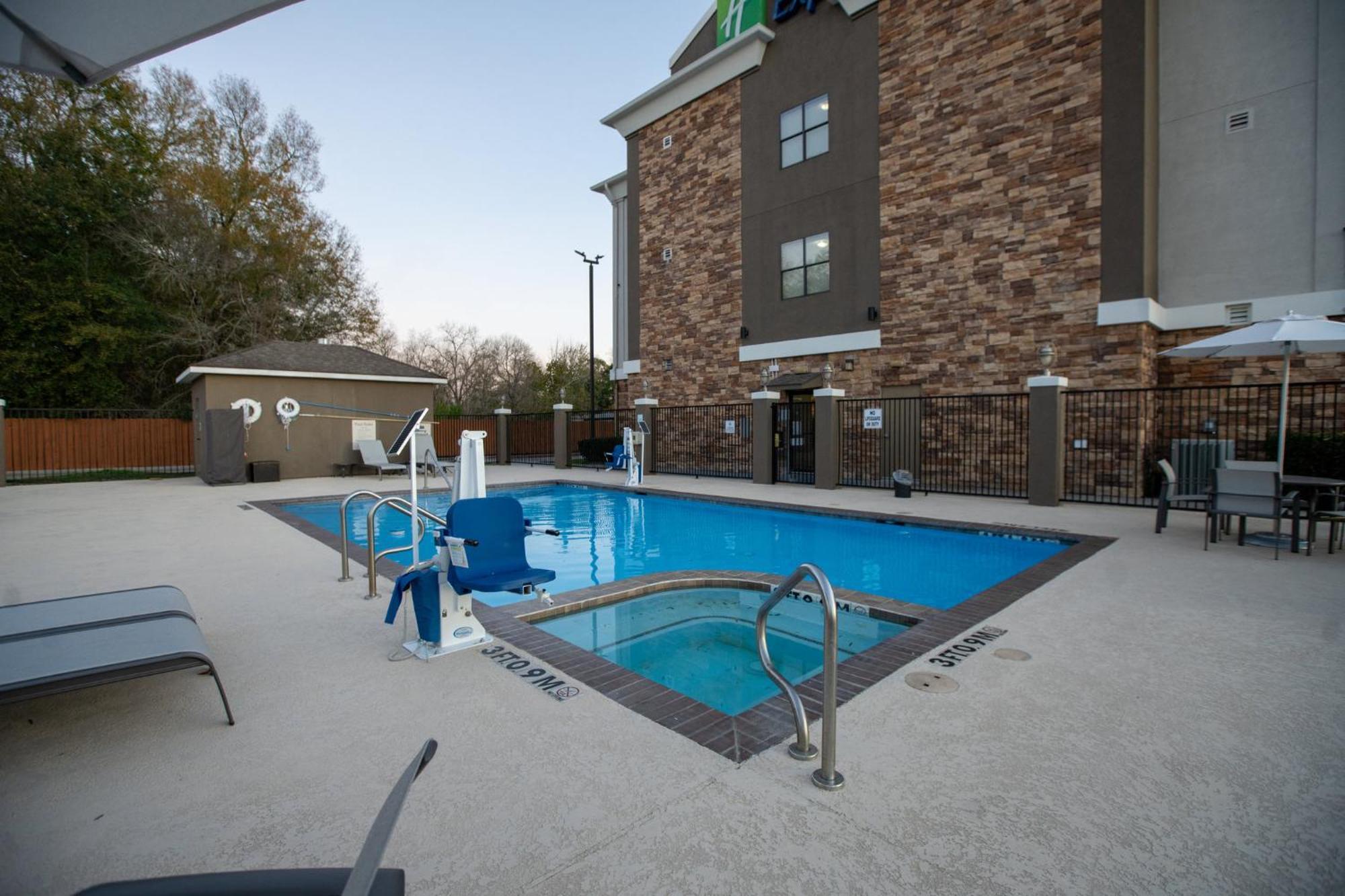 Holiday Inn Express & Suites Cleveland By Ihg Екстер'єр фото