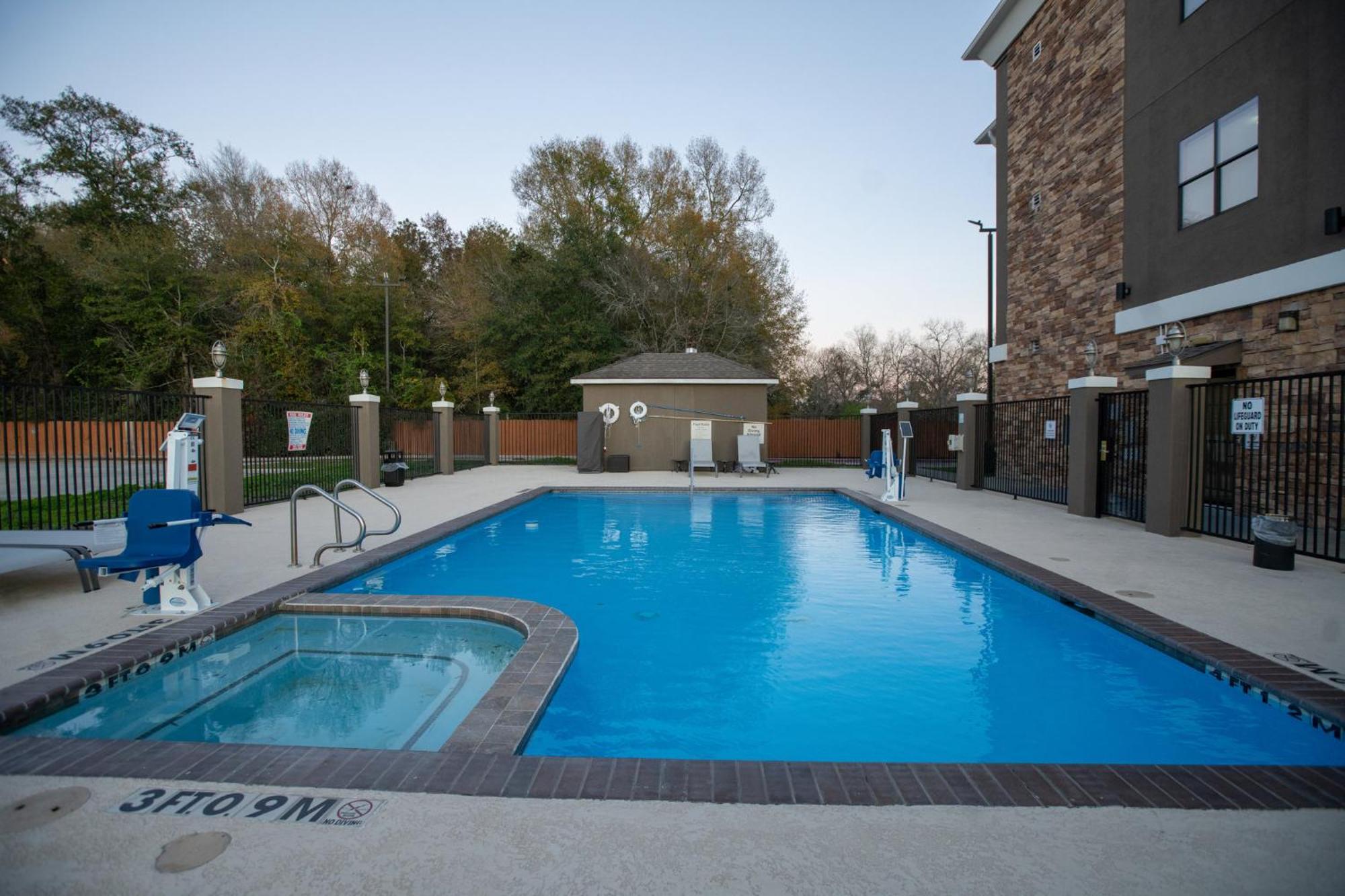 Holiday Inn Express & Suites Cleveland By Ihg Екстер'єр фото