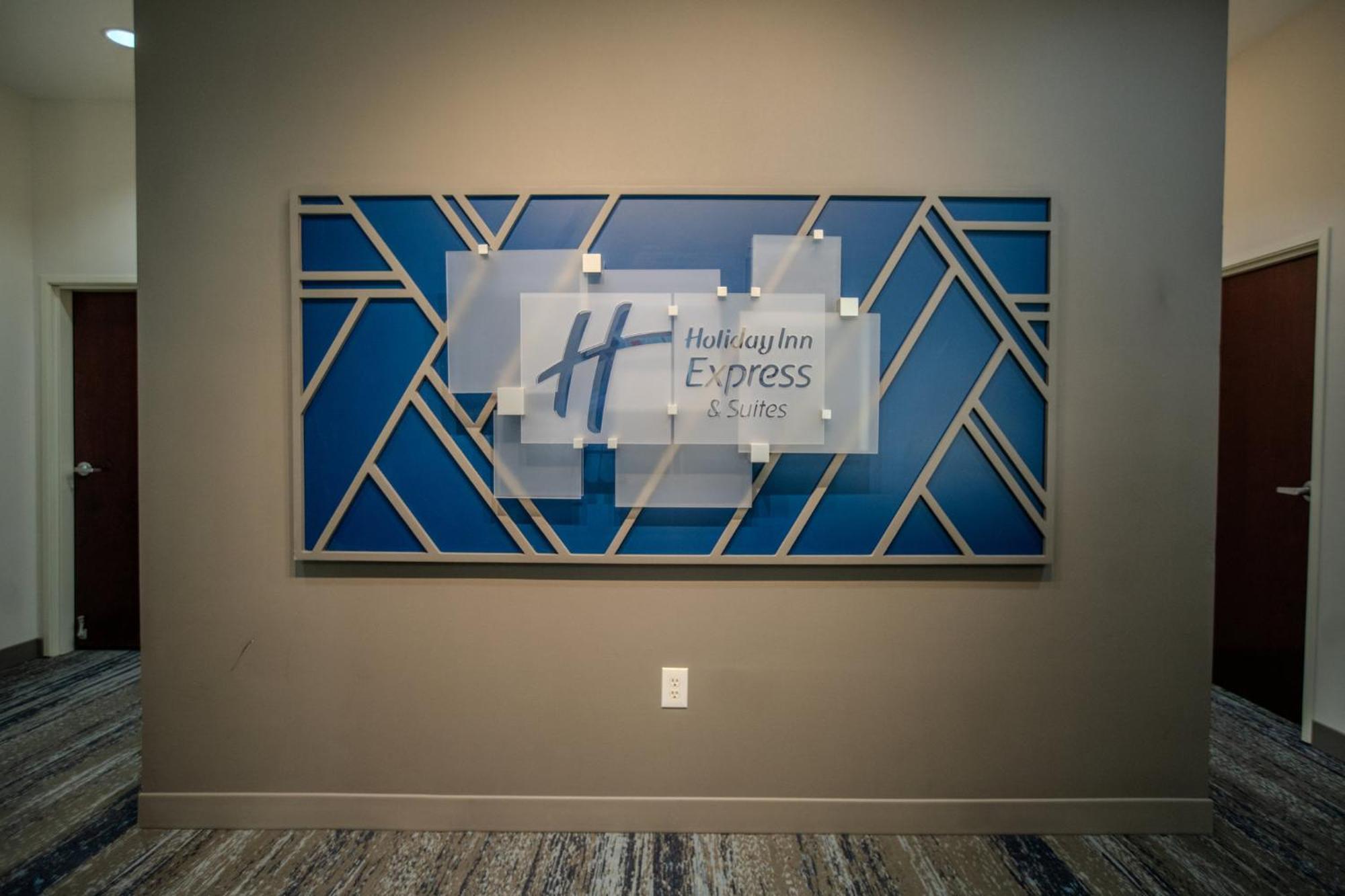 Holiday Inn Express & Suites Cleveland By Ihg Екстер'єр фото
