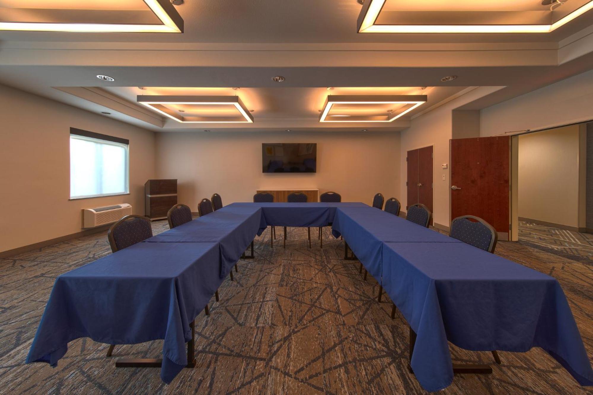 Holiday Inn Express & Suites Cleveland By Ihg Екстер'єр фото