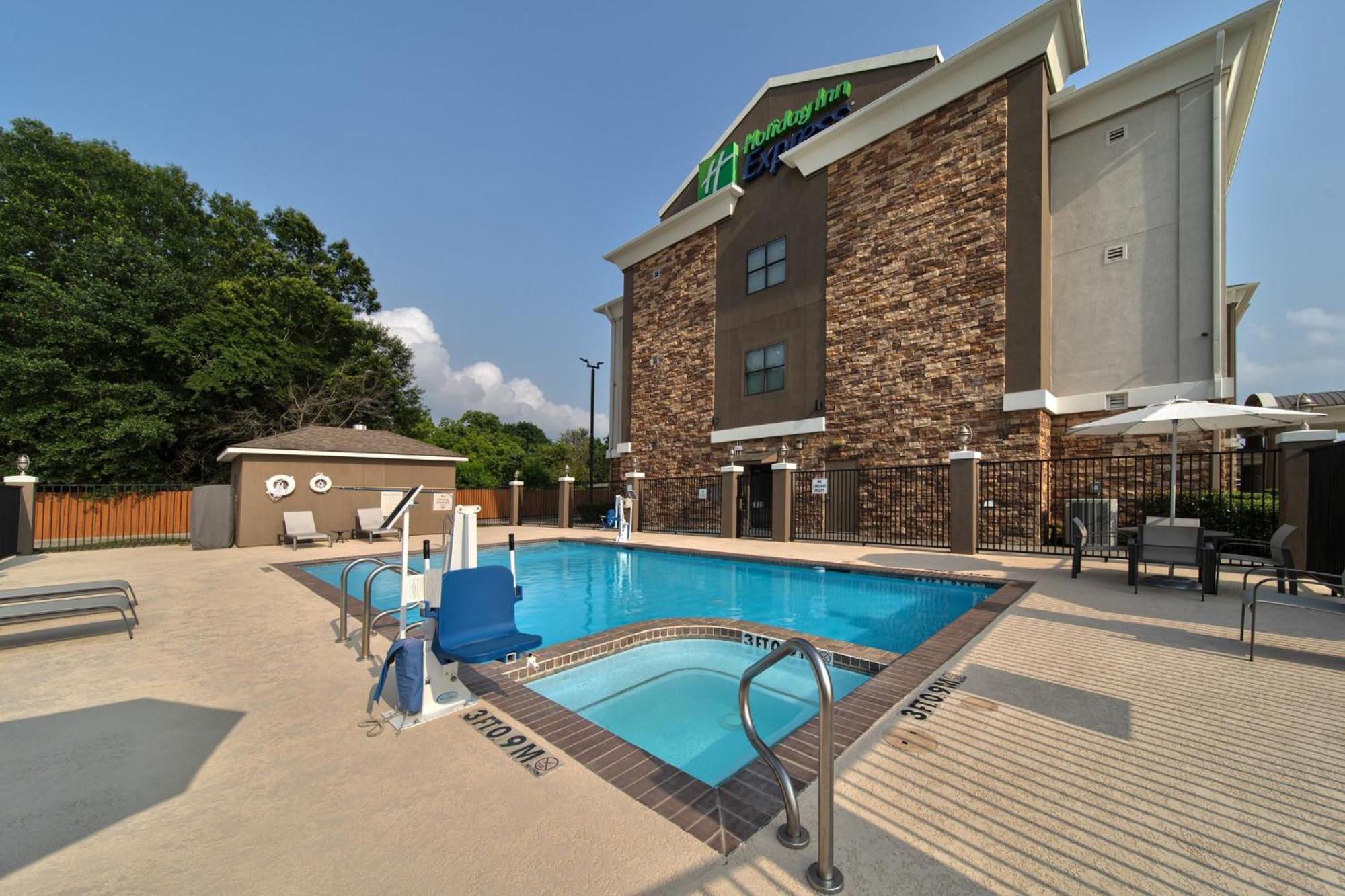 Holiday Inn Express & Suites Cleveland By Ihg Екстер'єр фото